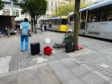 Manchester, İngiltere - 17 Eylül 2025: Sarı tramvaylı, oturaklı ve aktif yayaları olan Manchester Caddesi.
