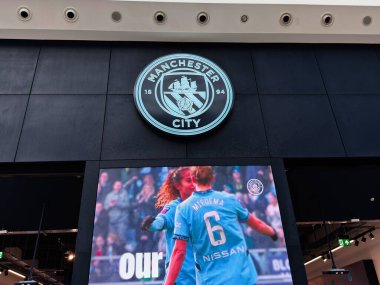 Manchester, İngiltere - 17 Eylül 2025: Manchester City arması Manchester İngiltere 'de hakim olduğu için mavi kostümlü oyuncular kutlama yapıyorlar.