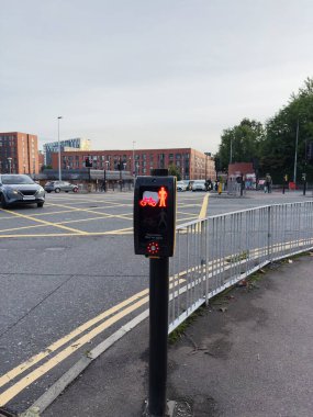 Salford, İngiltere 'de yaya ve bisiklet geçiş sinyali, şehir sokakları ve trafik yakınında..