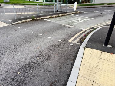 İngiltere 'de dokunsal kaldırımların ve bisiklet şeritlerinin yer aldığı şehir kavşağı.