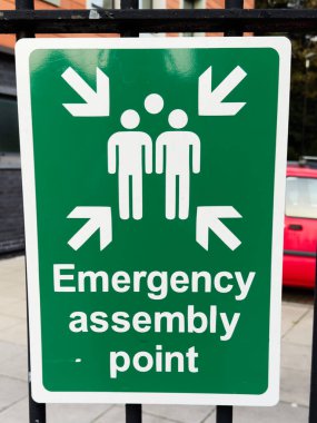 İngiltere ticari konumunda yeşil acil durum nokta işareti gösterildi