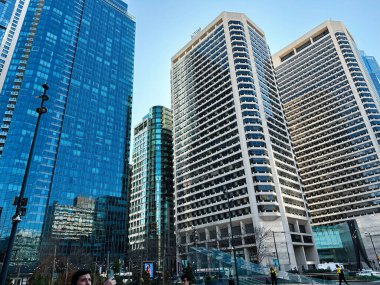 Philadelphia, Pennsylvania, ABD - 29 Nisan 2025: Philadelphia şehir merkezinde modern mimari ve kentsel enerji sergilenen mavi cam gökdelenlerden oluşan 1500 Market Caddesi.