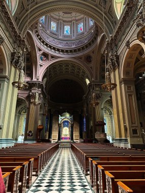 Philadelphia, Pennsylvania, ABD - 29 Nisan 2025: Aziz Peter ve Paul Kilisesi 'nin büyük Philadelphia Katedrali Kilisesi' nin içi süslenmiş kemerler, mermer sıralar ve renkli camlar.