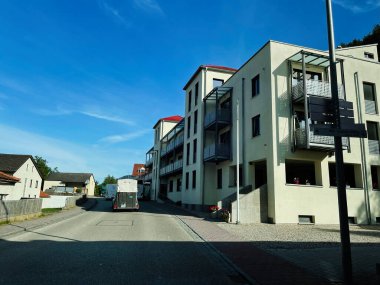 Kinding, Almanya - 30 Eylül 2022: Almanya 'da sakin bir cadde, balkonlar ve mavi gökyüzü üzerindeki Heckl Oteli. Kinding