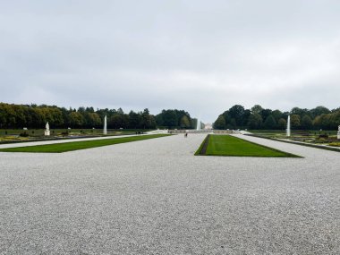 Oberschleissheim, Almanya - 25 Eylül 2022: Geniş çakıl yolları resmi bir Schleissheim Sarayı Alman parkındaki çeşmelere ve heykellere çıkar..