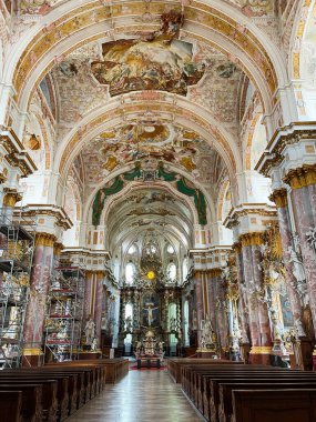 Furstenfeldbruck, Almanya - 26 Eylül 2022: Furstenfeldbruck, Almanya 'da Lüks Barok Kilisesi iç mimarisi, yüksek duvarlı freskli tavan, mermer sütunlar ve yaldızlı sunak.