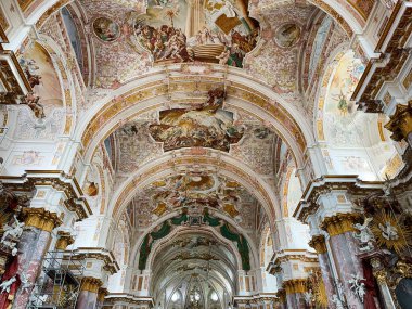 Furstenfeldbruck, Almanya - 26 Eylül 2022: Furstenfeldbruck, Almanya 'daki Zorlu Barok Kilisesi iç mimarisi.