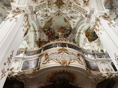 Andechs, Almanya - 27 Eylül 2022: Andechs, Almanya 'da Luxurious Baroque kilisesi iç mimarisi altın süslemeler, freskler ve eğri balkonlar.