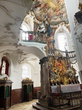 Andechs, Almanya - 27 Eylül 2022: Altın sunak, mermer sütunlar ve tarihi bir Alman Andech kilisesinin içinde fresk tavan. 