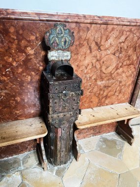 Andechs, Almanya - 27 Eylül 2022: Andechs, Alman kilisesinde mermer duvarlı, paslı eski günah çıkarma kabini ve ahşap banklar.