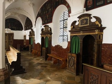 Andechs, Almanya - 27 Eylül 2022: Andechs, Almanya 'da ahşap itirafnameler, kemerler ve mermer duvarlarla zarif bir şekilde biçimlendirilmiş kilise iç mimarisi.