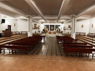 Pruszkow, Polonya - 19 Ekim 2024: Huzurlu kilise iç kısımları sıralar, avizeler ve Pruszkow, Polonya 'da ibadet ve düşünmek için sunak alanı