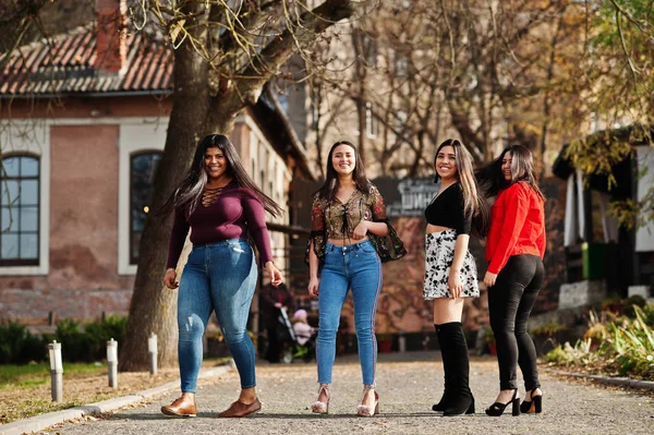 Gruppe Von Vier Glucklichen Und Hubschen Latino Madchen Aus Ecuador Posierte Auf Der Strasse Hispanisch Frau Stock Photo 227270056