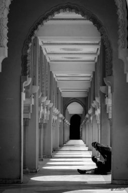 Arap tarzı kemerli koridor, siyah beyaz fotoğraf