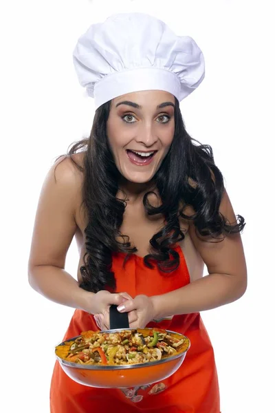 Güzel ve dost canlısı bir aşçı, sadece önlük ve şapka giymiş.