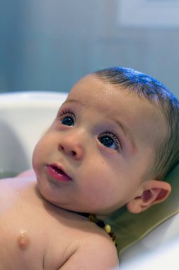 Yakın çekimde tatlı yeni doğan bebek