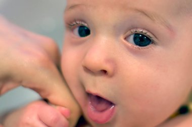 Yakın çekimde tatlı yeni doğan bebek