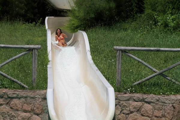 Menina Biquíni Divertindo Cair Escorrega Água Parque Aquático — Fotografia de Stock