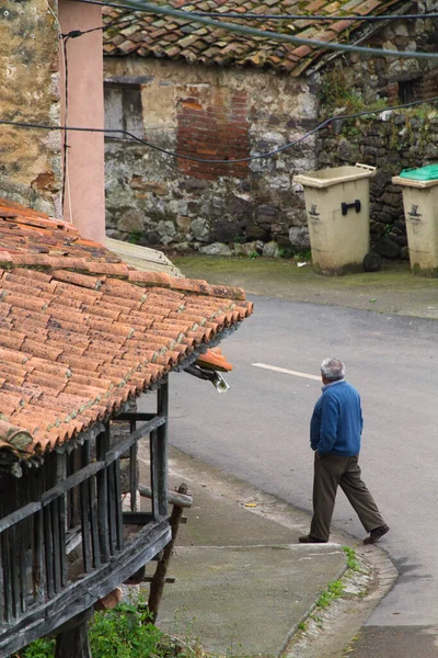 Hombre Mayor Caminando Por Ciudad Sin Gente — Foto de Stock