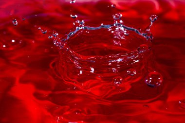 Su sıçramasıyla oluşan şekiller ve şekiller seçici bir odak ile çok yakından fotoğraflanmıştır.