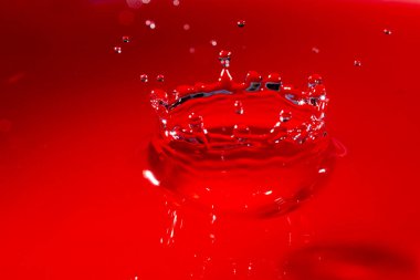 Su sıçramasıyla oluşan şekiller ve şekiller seçici bir odak ile çok yakından fotoğraflanmıştır.