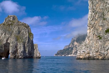 Faraglioni İtalya 'nın Capri adasında sallanıyor.