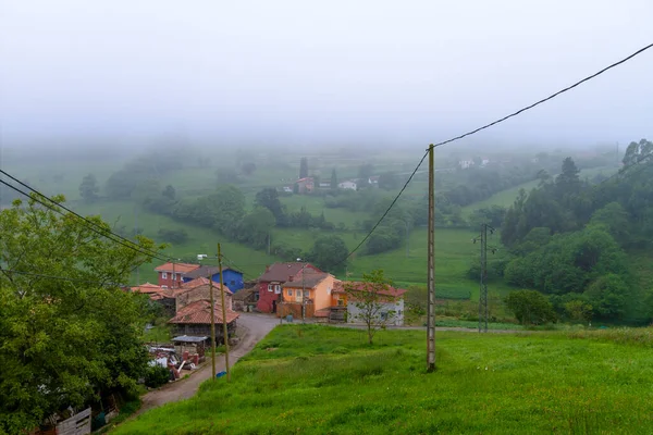 Asturien Bergsby Fallande Dimma — Stockfoto