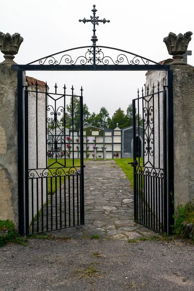 Öppna Grinden Avlägsen Och Gammal Kyrkogård — Stockfoto