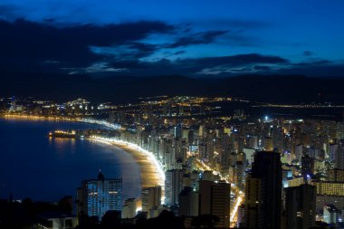İspanya kıyısındaki Benidorm turistik şehrinin gece manzarası
