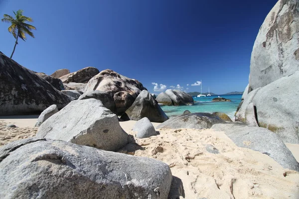 Paraíso Playa Solitaria Con Grandes Rocas Arena Fina — Foto de Stock