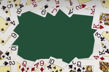 Kumarhane masalarındaki deste kartları bir çerçeve oluşturuyor