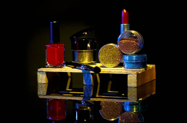 Göz, yüz ve tırnak makyajı için güzellik ürünleri.