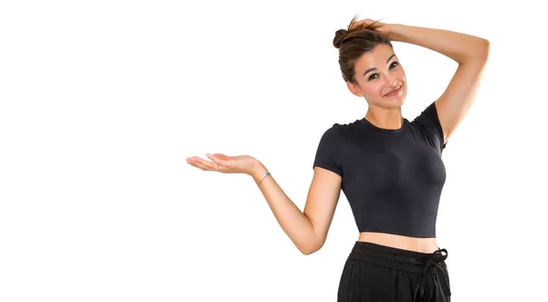 Genç ve güzel görünümlü bir kadın, komik bir ifade takınıyor.