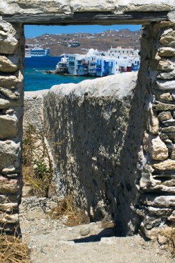 Mykonos adasındaki eski bir inşaatta taş girişi. Küçük Venedik olarak bilinen bölgeye bakıyor. Yunan adasının resmi ve tipik bir yapısı..