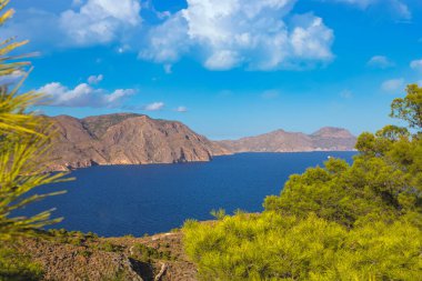 Kartagena İspanya 'nın Akdeniz bölgesindeki deniz ve dağların panoramik görüntüsü
