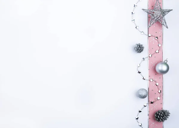 Kerst Decoraties Verticaal Geplaatst Zijkant Van Afbeelding Met Copyspace Witte — Stockfoto