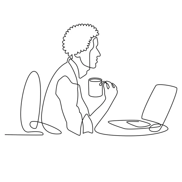 Dibujo de línea continua de diseñador negro o gerente que trabaja detrás de la computadora con una taza de café, personaje de hombre de negocios con afro corte de pelo vector de dibujos animados — Archivo Imágenes Vectoriales