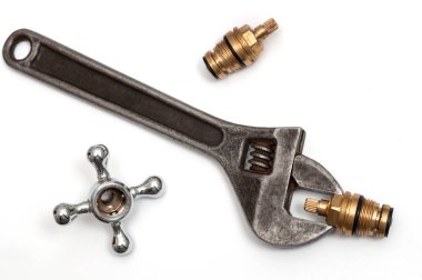 İsveççe ayarlanabilir anahtar. İngiliz anahtarı, tıkaç bezi, izole edilmiş beyaz arka planda el tekerleği. Tesisat tamiri. onarım işi, konsept.