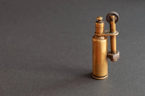 Viejo Encendedor Gasolina Segunda Guerra Mundial Aislado Sobre Fondo Negro —  Fotos de Stock