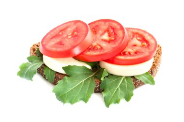 Peynirli sandviç, domates ve roka. beyaz arkaplanda izole