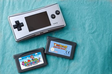 Kiev, Ukrayna - Haziran 04, 2020: Game Boy Micro 2005, kartuşlar, özel üretim. popüler el bilgisayarı video oyunu aygıtı. Retro oyunlar kurulumu. mavi arka planda. yazıtlar için yer