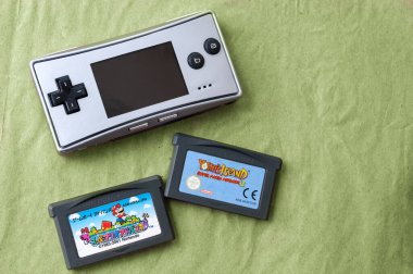 Kiev, Ukrayna - Haziran 04, 2020: Game Boy Micro 2005, kartuşlar, özel üretim. popüler el bilgisayarı video oyunu aygıtı. Retro oyunlar kurulumu. yeşil arka planda. yazıtlar için yer