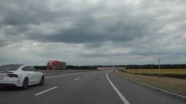 Otobanda. Soldaki arabaları geçiyor. Sağ el trafiği. Avrupa.