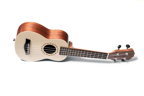 beyaz izole arka plan üzerinde ahşap gitar ukulele