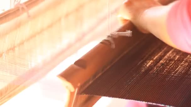 Handmatige hout loom in Azië — Stockvideo