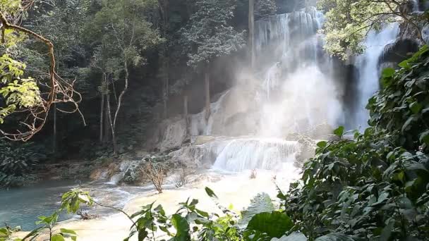 Maravillosa cascada Tad Kuang Si en Laos — Vídeo de stock