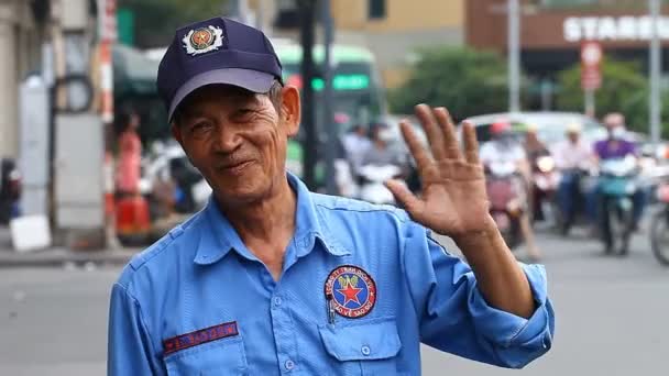 Ho či Minovo Město, Vietnam-Leden 11,2017: Video reportáž na ulici Saigonu. Portrét přátelské vietnamské strážný, který je rád, že cizinec Evropského vzhledu. — Stock video