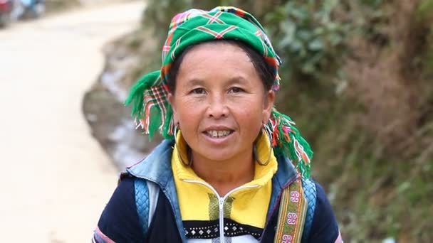 Sapa, Vietnam - 30 Kasım 2016: Hmong etnik grup Ulusal kostüm giymiş bir kadın. Turistler önünde poz ve Hatıra Eşyası satan bir Hmong için gelir ana kaynaklarından biridir — Stok video