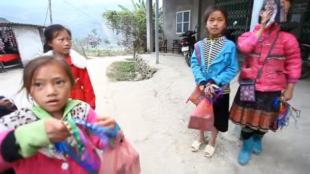Sapa, Vietnam - 30 de noviembre de 2016: Grupo de niños piden persistentemente que los turistas hayan comprado sus recuerdos. La venta de souvenirs es una de las principales fuentes de ingresos para Hmong — Vídeos de Stock