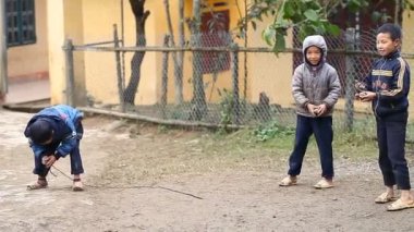 Sapa, Vietnam - 01 Aralık 2016: etnik azınlık çocuklar başları, Sapa, Vietnam yakınlarındaki kırsal bir alanda iplik ile bir oyun oynuyor.